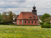 Blühende Wiese vor der Kirche in Bubenreuth - Franken